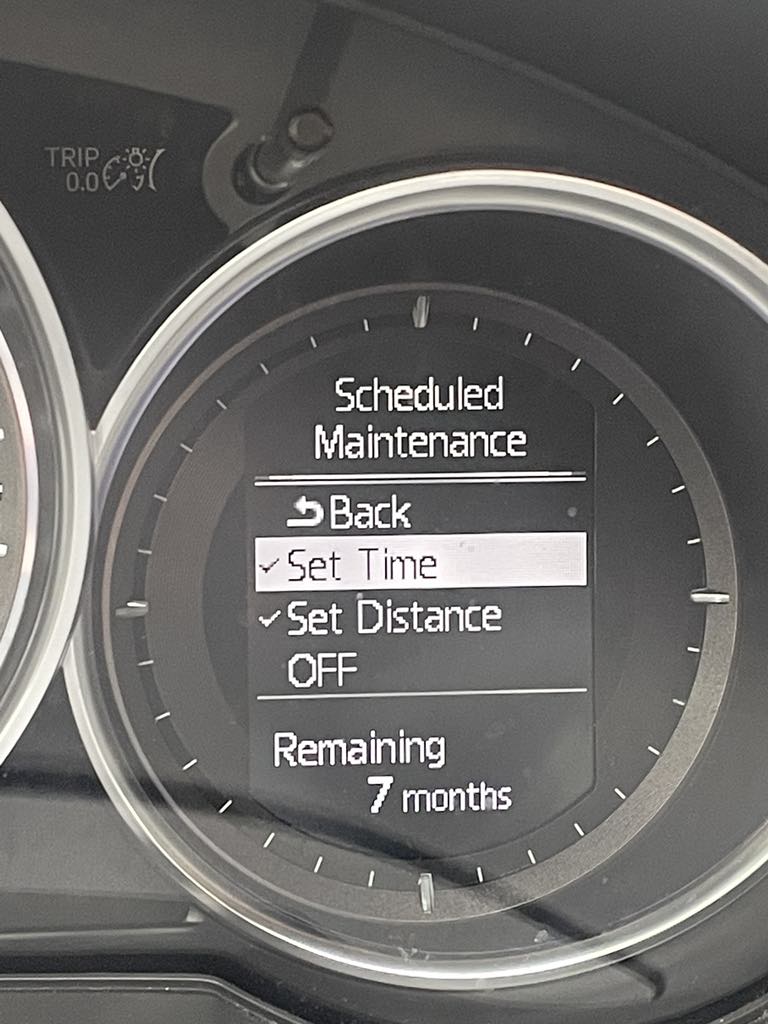 An option in the car's dashboard, which allows you to see when you have to change the car's oil. It says "Scheduled Maintenance" and then "set time" is chosen. There are 7 months before the next oil change. 